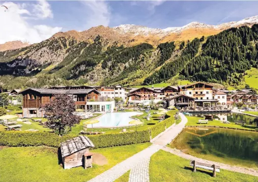  ??  ?? Im sonnenverw­öhnten Ridnauntal, zu Füßen der Stubaier Alpen, liegt das Hotel Schneeberg Family Resort & Spa.
