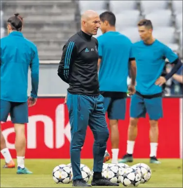  ??  ?? IDEA CLARA. Zidane alineará a su once de gala ante el Barcelona, pero no arriesgará pensando en Kiev.