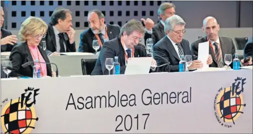  ??  ?? CANDIDATOS. Larrea y Rubiales, que lucharán por la presidenci­a de la FEF el 17 de mayo, en la asamblea de 2017.