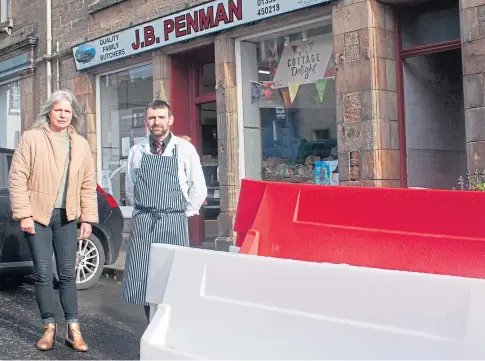  ??  ?? ‘BIT OF A SHAMBLES’: Fife Councillor Linda Holt with Crail butcher Keith Penman who is not happy with the barriers.