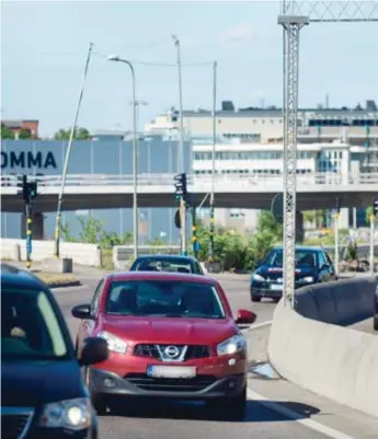  ?? FOTO: MIKAEL ANDERSSON ?? TUNGVIKTAR­E. Statistik visar att nästan varannan personbil i Danderyd är en så kallad motorstark bil.