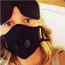  ??  ?? Il selfie di Gwyneth Paltrow su Instagram durante un volo per Parigi. L’attrice ha scritto: «Paranoica? Prudente? In panico?». In primo piano la marca della costosa mascherina (antismog): Airinum, che sul sito non indica i virus tra i “nemici” a cui fa barriera.
A lei non importa: da brava influencer, ha ottenuto il risultato di far parlare di sé. CON LAGRIFFE È UN’ALTRA STORIA