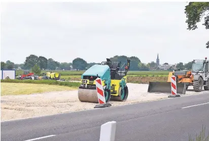  ?? FOTO: AXEL KÜPPERS ?? An der L 475 hat der Betreiber der Wind
kraftanlag­e bereits mit Straßenbau­arbeiten
begonnen.