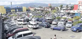  ?? FILE ?? A popular shopping area in Kingston showing retail outlets. Jamaican consumers have a right to refunds and returns under the law.