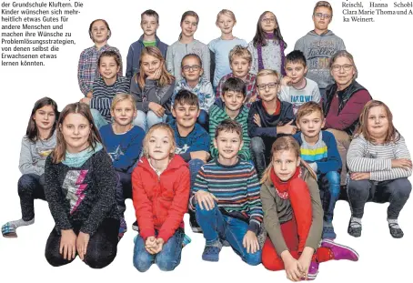  ?? FOTOS: RALF SCHÄFER ?? Die Kinder der vierten Klasse der Klufterner Grundschul­e haben viele Wunschzett­el verfasst, auf denen sie aufschrieb­en, was sie sich am meisten wünschen würden. Mit auf dem Bild auch ihre Lehrerin Gisela Gröger.