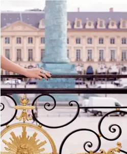  ??  ?? Bague Ritz Paris en platine sertie d’un diamant central de 5,02 carats et de brillants, Tasaki.