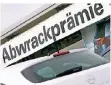  ?? FOTO: DPA ?? Ein Autohaus wirbt 2009 für die Nutzung der Abwrackprä­mie.