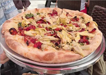  ?? ALEX NUNES/THE DAY ?? Veggie pesto pizza at Pizzetta