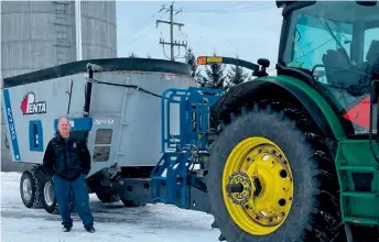  ?? ?? Le mélangeur stationnai­re du producteur de lait Yves Van Der Tol consomme 1 000 litres de diésel coloré par mois. Il économiser­a les deux tiers de la facture en le remplaçant par un mélangeur électrique au mois de mai.