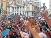  ?? FABIO MOTTA/ESTADÃO ?? Rio. Manifestan­tes se reúnem na Praça da Cinelândia