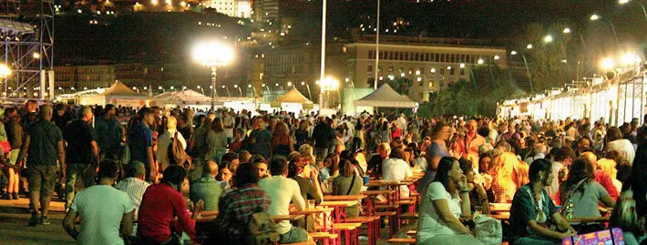  ??  ?? Variazioni sul tema
Folla delle grandi occasioni, l’anno scorso, al Bufala Fest di Napoli, che si ripete dal 7 al 15 luglo sul lungomare Nelle tre foto a lato alcune specialità a base di gustosa carne di bufala: un’inedita parmigiana, hamburger di...