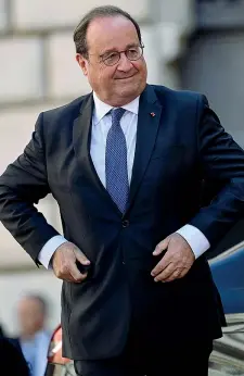  ?? (Ansa) ?? In auge
L’ex presidente francese François Hollande, 69 anni, è tornato ad essere popolare dopo l‘uscita del libro Leur Europe in cui spiega l’ue ai giovani. In questa foto l’ex leader a Roma lo scorso settembre per i funerali di Giorgio Napolitano