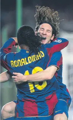  ?? FOTO: PERE PUNTÍ ?? Messi abraza a Ronaldinho, un jugador con el que compartió equipo en sus primeras temporadas en el Barça y del que heredó el dorsal número 10 que ha lucido tantos años