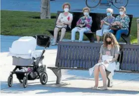 ?? Foto: Javier Bergasa ?? Una mujer, sentada con su bebé en la Plaza del Castillo.