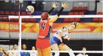  ??  ?? LA COLÓ. Daly Santana metió este balón ante la defensa Priscilla Rivera, pero las dominicana­s volvieron a derrotar a Puerto Rico por 3-0.