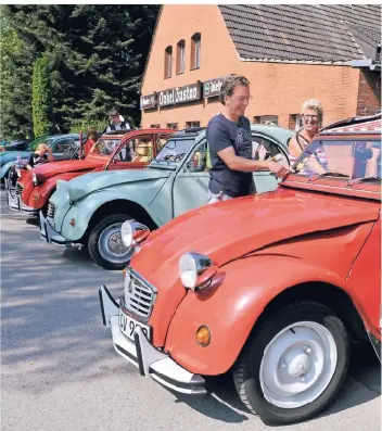  ?? FOTO: RAUPOLD ?? Klaus und Ilona Carls aus Mönchengla­dbach starteten zum dritten mal bei der Enten-Rallye. Im vergangene­n Jahr hatte das Paar sie sogar gewonnen.