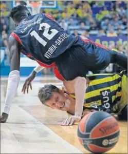  ??  ?? POR LOS SUELOS. Jan Vesely e Ilimane Diop pelean por un balón.