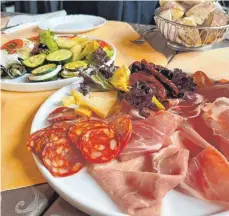  ?? FOTO: NYF ?? Reichlich gefüllt und lecker bestückt ist der Antipasti-Teller mit Schinken, Wurst und Käse sowie gefüllten italienisc­hen Häppchen.