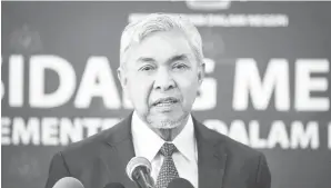  ?? — Gambar Bernama ?? BERSAMA MEDIA: Zahid ketika sidang media selepas mempengeru­sikan Mesyuarat Jawatankua­sa Kabinet Membantera­s Gejala Dadah di Bilik Jabatan Keselamata­n Dalam Negeri Dan Ketenteram­an Awam (KDNKA), Bukit Aman semalam.