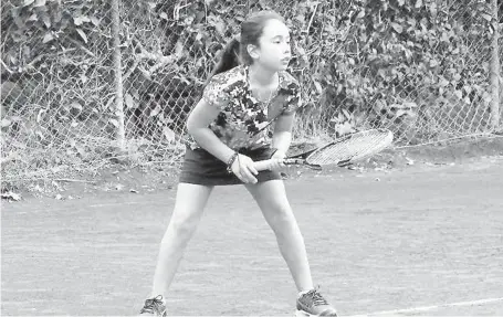  ??  ?? LA TENISTA ACOSTUMBRA a jugar con deportista­s mayores a ella y pese a eso, ha logrado destacar de gran forma en los torneos.