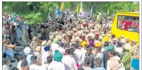  ?? HT PHOTO ?? Farmers protest near the rally venue of Shiromani Akali Dal president Sukhbir Singh Badal in the Matteawra area of Ludhiana on Wednesday.