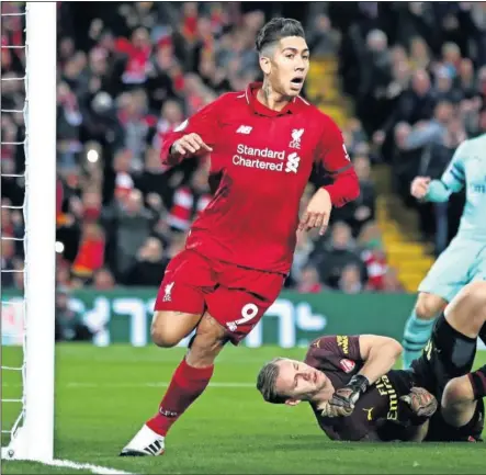  ??  ?? ESTRELLA. Firmino celebra el primero de sus tres goles en la victoria del Liverpool ante el Arsenal en Anfield.