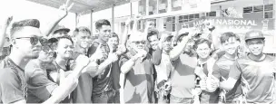  ??  ?? BUNG Moktar bersama para belia di Tanjung Aru.