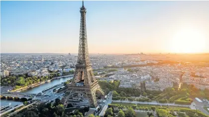  ?? / Foto: iStock ?? Gustave Eiffel je pred več kot 130 leti dal jasna navodila: stolp je treba vsakih sedem let prebarvati.