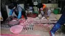 ??  ?? Hygiene steht beim Zerlegen von Tieren auf manchen chinesisch­en Märkten nicht unbedingt an erster Stelle