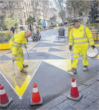  ?? Manu Mitru ?? Unos operarios realizan trabajos de mantenimie­nto en la supermanza­na de Sant Antoni, en febrero.