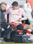  ?? FOTO: PIOTR KUCZA/IMAGO IMAGES ?? Eis aufs Knie in Warschau, Hoffen und Bangen in München: Robert Lewandowsk­i.