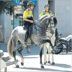  ?? MARC ARIAS ?? Dos guardias urbanos de la montada con uniforme de faena