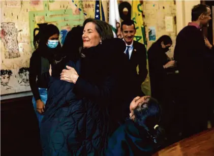  ?? Yalonda M. James/The Chronicle ?? Oakland Mayor Libby Schaaf hugs supporter Tiffany Lacsado as Madison Lacsado Harvell, 5, looks on at City Hall.