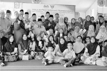  ??  ?? Nancy with Kampung Lubuk Buntin villagers during her visit to their village recently.