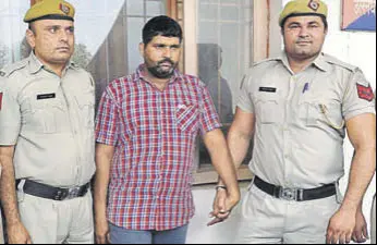  ?? MANOJ DHAKA/HT ?? Accused Rakesh Mokhria in police custody in Rohtak on Tuesday.