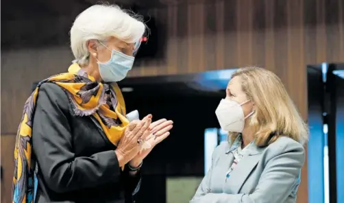  ?? EFE ?? Christine Lagarde, presidenta del BCE, conversa con la ministra de Economía, Nadia Calviño, durante el Eurogrupo.