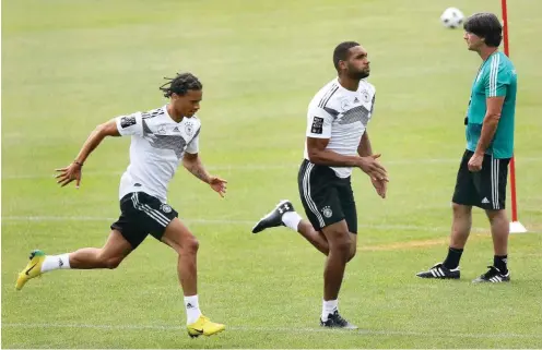  ?? Foto: imago/Marc Schüler ?? Leroy Sané (l.) und Jonathan Tah (M.) haben das Rennen um die WM-Tickets verloren. Bundestrai­ner Löw hat sie heimgeschi­ckt.