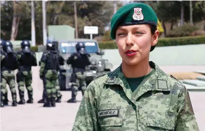  ??  ?? Azucena señaló que tuvo un intenso adiestrami­ento, junto con elementos hombres.