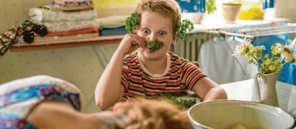  ?? Foto: Warner Bros. ?? Der geborene Komödiant: Julius Weckauf spielt das Kind Hape Kerkeling. Mit seinen Späßen heitert er auch seine depressive Mutter (Luise Heyer) auf.