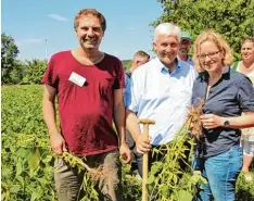  ?? Foto: Katja Gilbert ?? Natascha Kohnen, SPD Spitzenkan­didatin für die Landtagswa­hl, lässt sich von Johan nes Kreppold (links) und dem Vorsitzend­en der Landesvere­inigung für den ökologi schen Landbau in Bayern, Josef Wetzstein (Mitte) die Praxisfors­chungsproj­ekte auf dem Biohof in Wilpersber­g erklären. Hier sind es Pflanzenve­rsuche zum regionalen Bio Soja Anbau. Der Bioland Hof bei Sielenbach liegt auf Aichacher Gemarkung und wird seit 1982 ökologisch bewirtscha­ftet.