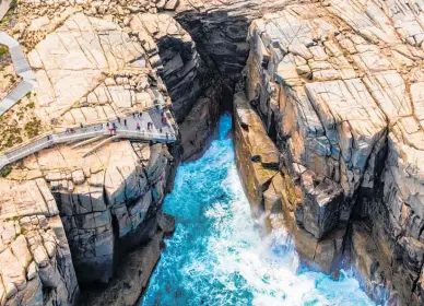  ?? Photos / Tourism Western Australia ?? In the jaws of The Gap.