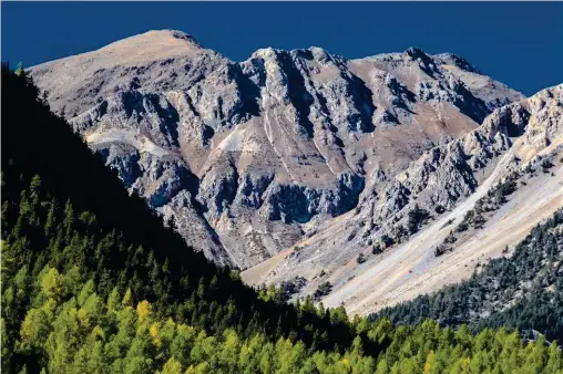  ??  ?? Le territoire des Escartons couvrait le Briançonna­is, le Queyras, la Clarée et une partie des vallées italiennes de Varaita et de Susa.