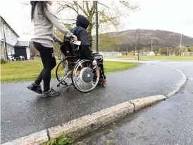  ?? Bild: GORM KALLESTAD/ARKIV ?? PERSONLIG ASSISTANS. Falkenberg­s kommun tvingas nu ta tillbaka en del personlig assistans, som man i övrigt låtit privata bolag ta över.