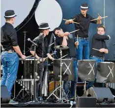  ?? Foto: Thorsten Jordan ?? Mit allerlei Percussion­instrument­en sorgte am Freitagabe­nd die Band Hexagon aus Landsberg für Rhythmus auf dem Magic Lake Festival.