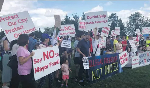  ?? @VOTEMINXIE / TWITTER ?? Residents demonstrat­e Saturday in Markham, Ont., near Toronto, against temporaril­y hosting illegal border crossers.