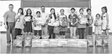  ??  ?? The winners of the ‘Parents’ Day Colouring Contest’ posing for a group photo after the prize presentati­on.