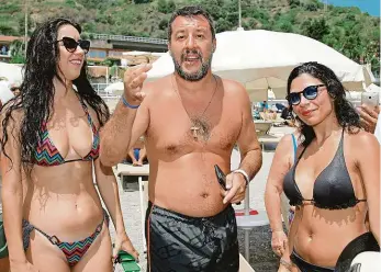  ?? Foto: Reuters ?? Italky okouzlil Salvini dovede komunikova­t s voliči, za kterými neváhá vyrazit ani na pláž.