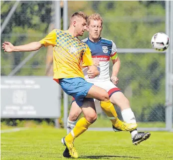  ?? FOTO: VOLKER STROHMAIER ?? Benny Laupheimer (links) und die Sportfreun­de Schwendi dürfen nach dem Erfolg über Meister SSV Ehingen-Süd weiter auf den Klassenerh­alt hoffen.