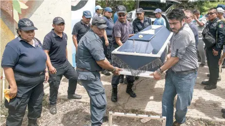  ??  ?? Policías, amigos de Juan Jiménez, con los que convivió 18 años, no se separan del féretro de los colores de la corporació­n.