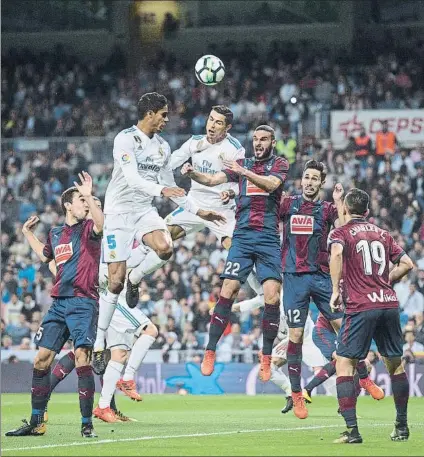  ?? FOTO: GTY ?? Lombán y Cristiano Ronaldo saltan para intentar rematar un balón tras un centro lateral